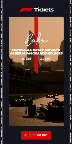 Le même visuel de Bakou décliné en bannière verticale de reciblage, avec un bouton « Book now ».