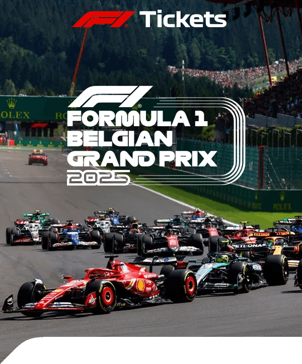 Visuel d’ouverture du Grand Prix de Belgique 2025 : le peloton lancé devant les tribunes, titre posé dans un cartouche à filets.