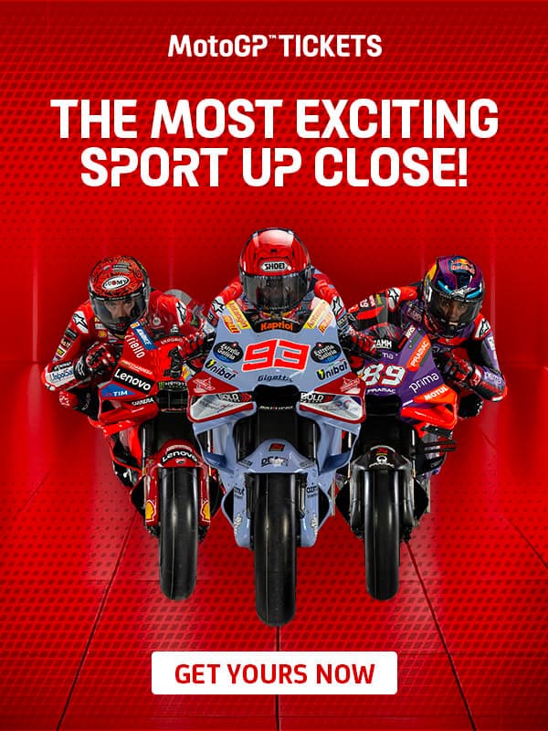Habillage vertical de la campagne « The most exciting sport up close », trois motos de face sur fond rouge et bouton d’appel à l’action.