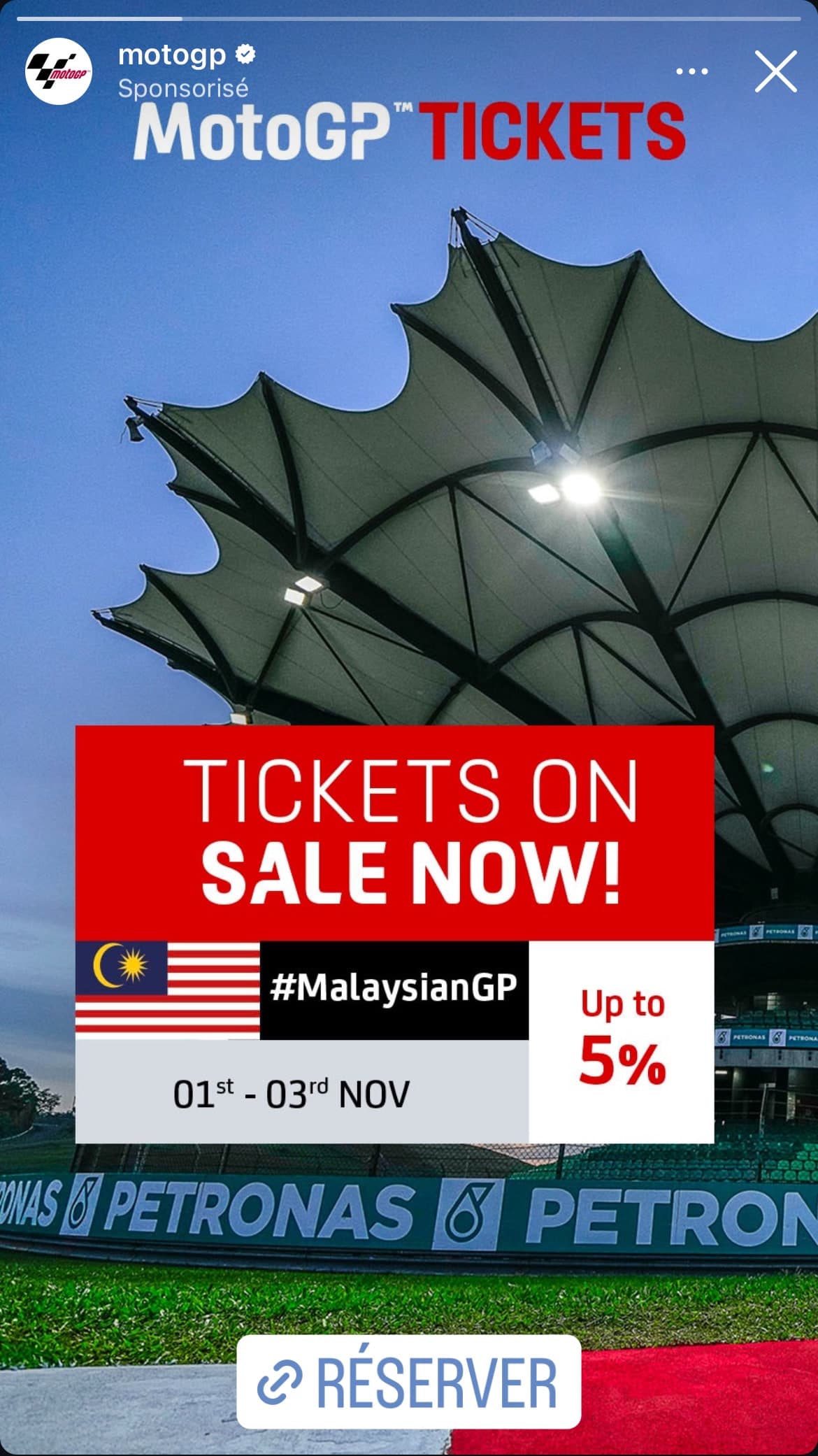 Story publiée pour le Grand Prix de Malaisie : la toiture en feuilles du circuit de Sepang au crépuscule, accroche « Tickets on sale now » et remise de 5 %.