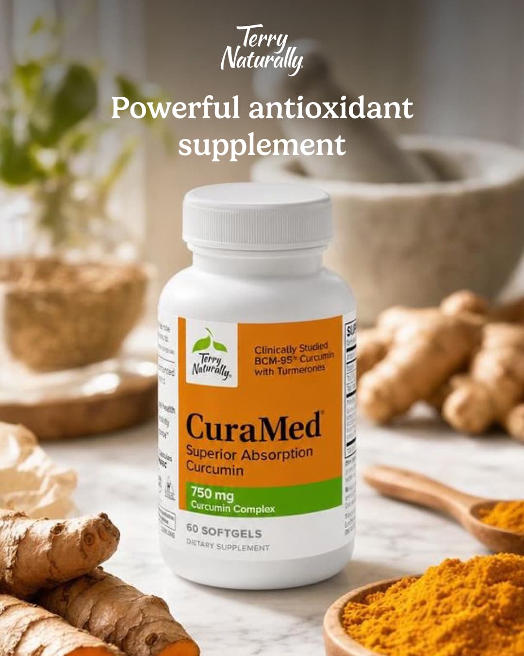 Publicité Meta CuraMed : le flacon dans une cuisine claire, entouré de gingembre et de curcuma moulu.